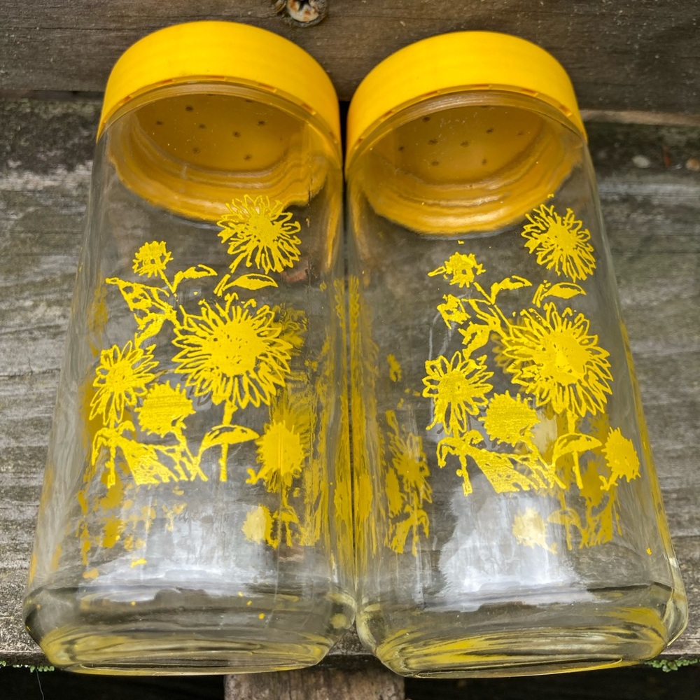 Vintage Glass Salt and Pepper Shakers with Yellow Sunflowers Print and Tops! - Picture 9 of 12